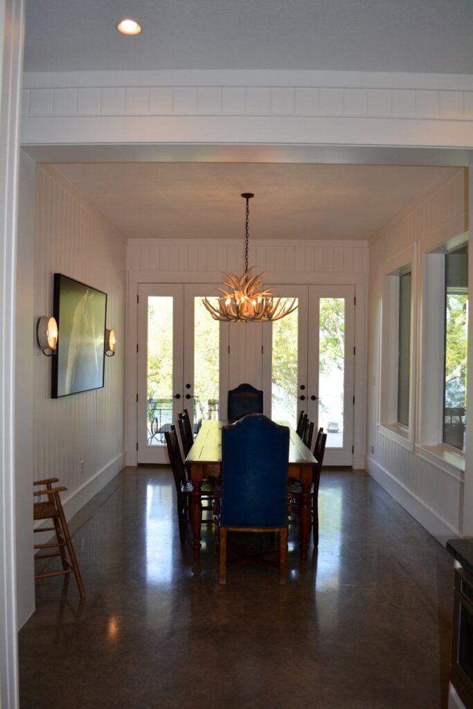 Dining Room that Opens to Patio